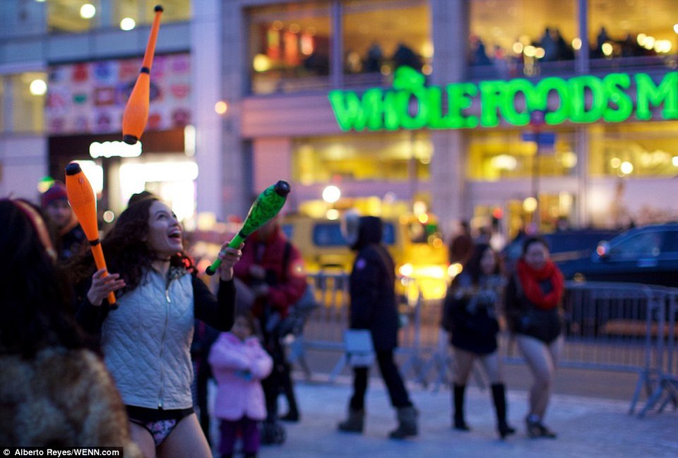 «Στο Μετρό χωρίς παντελόνια» -Χιλιάδες άνδρες και γυναίκες μπήκαν στο τρένο φορώντας μόνο το... εσώρουχό τους [εικόνες] | iefimerida.gr 16
