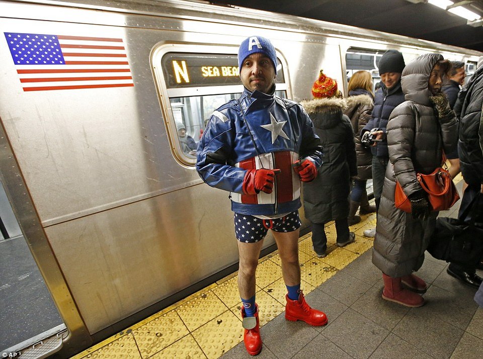 «Στο Μετρό χωρίς παντελόνια» -Χιλιάδες άνδρες και γυναίκες μπήκαν στο τρένο φορώντας μόνο το... εσώρουχό τους [εικόνες] | iefimerida.gr 30