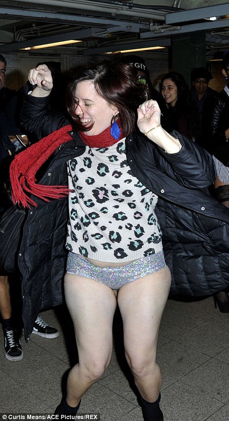 «Στο Μετρό χωρίς παντελόνια» -Χιλιάδες άνδρες και γυναίκες μπήκαν στο τρένο φορώντας μόνο το... εσώρουχό τους [εικόνες] | iefimerida.gr 33