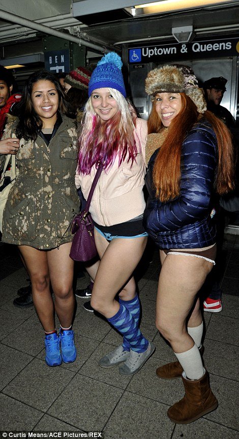 «Στο Μετρό χωρίς παντελόνια» -Χιλιάδες άνδρες και γυναίκες μπήκαν στο τρένο φορώντας μόνο το... εσώρουχό τους [εικόνες] | iefimerida.gr 34