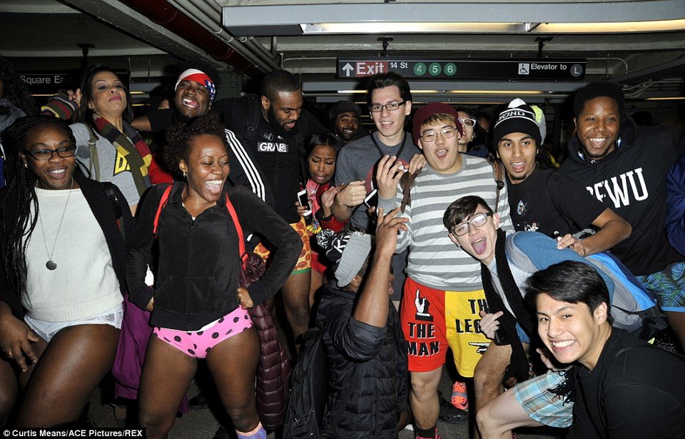 «Στο Μετρό χωρίς παντελόνια» -Χιλιάδες άνδρες και γυναίκες μπήκαν στο τρένο φορώντας μόνο το... εσώρουχό τους [εικόνες] | iefimerida.gr 21