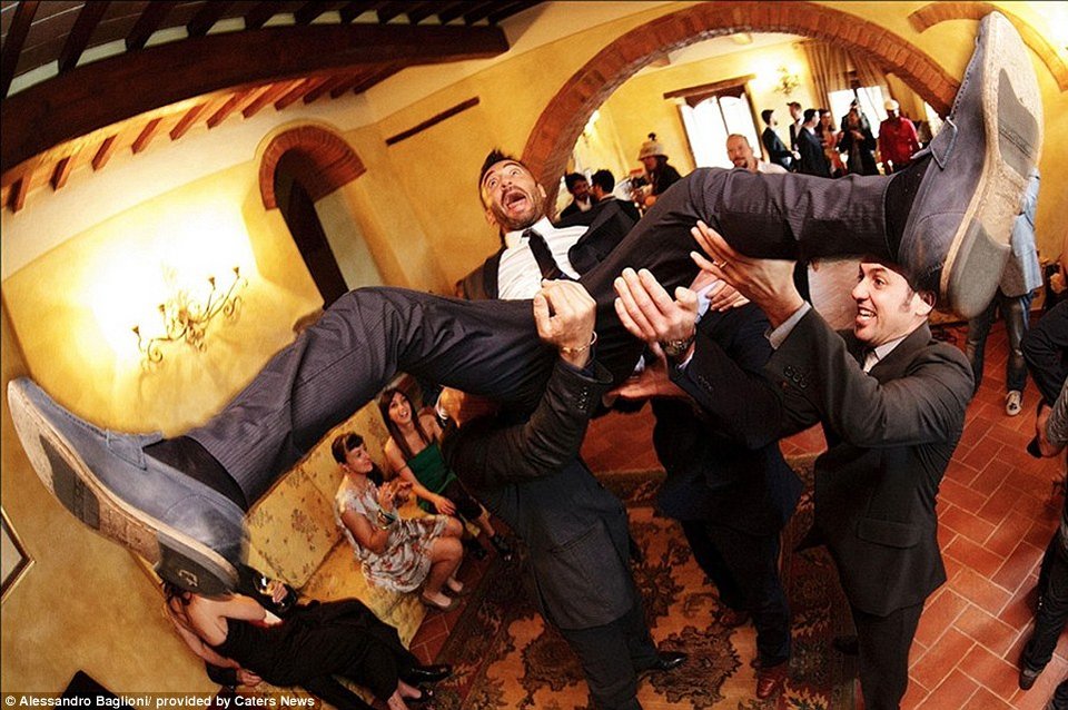 Οι πιο θεαματικές, ρομαντικές αλλά και αναιδείς φωτογραφίες γάμου της χρονιάς [εικόνες] | iefimerida.gr 4