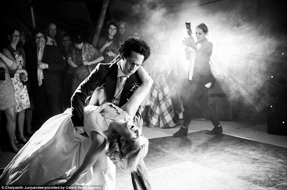 Οι πιο θεαματικές, ρομαντικές αλλά και αναιδείς φωτογραφίες γάμου της χρονιάς [εικόνες] | iefimerida.gr 12