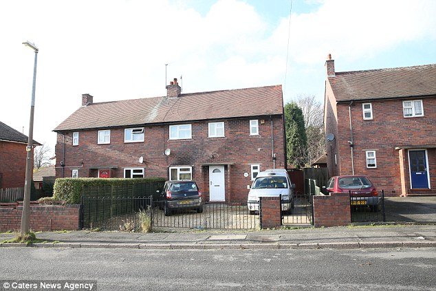 Ελουσε τη γυναίκα του με βενζίνη, προσπάθησε να την κάψει και τελικά αυτοπυρπολήθηκε μπροστά στα παιδιά του [εικόνες] | iefimerida.gr 5