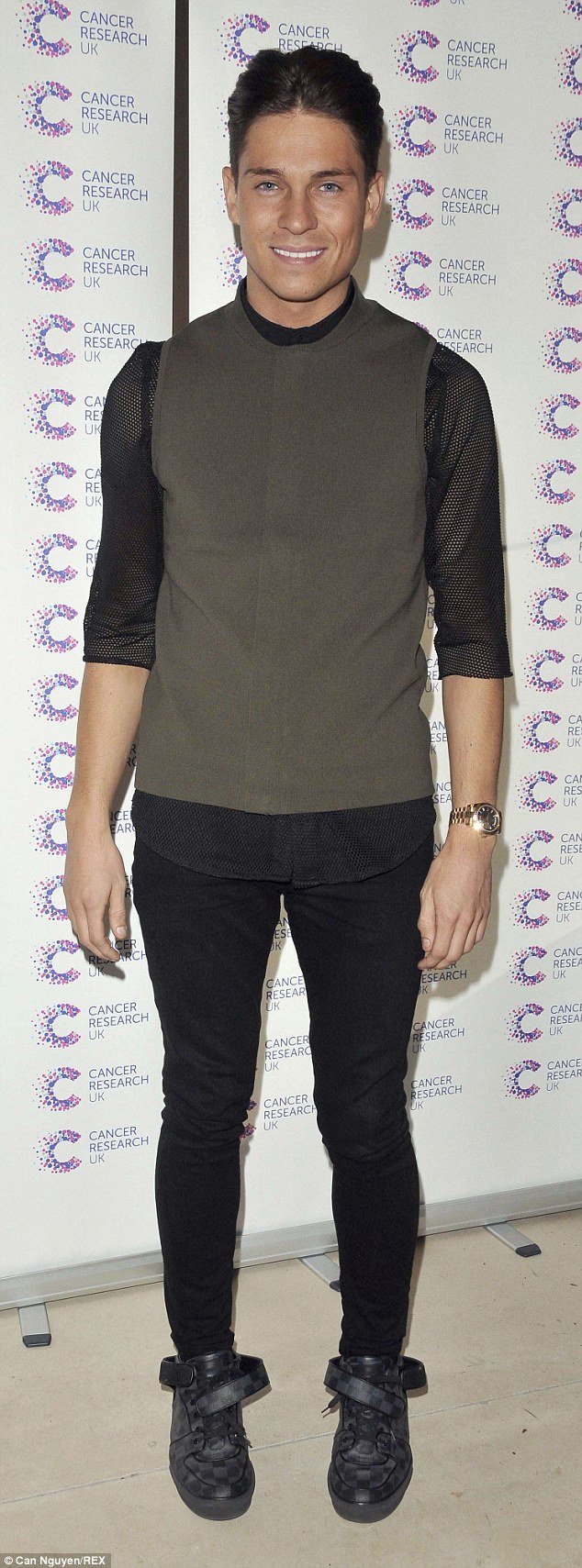 Αυτό είναι το τζιν που κλέβουν τελευταία μανιωδώς οι άνδρες από τις γυναίκες τους [εικόνες] | iefimerida.gr 0