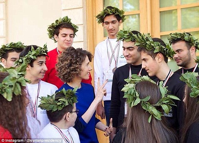 Η γυναίκα του δικτάτορα: Η σύζυγος του Ασαντ ξανά στο προσκήνιο -Με συμπεριφορά χολιγουντιανής σταρ, ντύσιμο Παριζιάνας και... βρετανικό στιλ [εικόνες] | iefimerida.gr 0