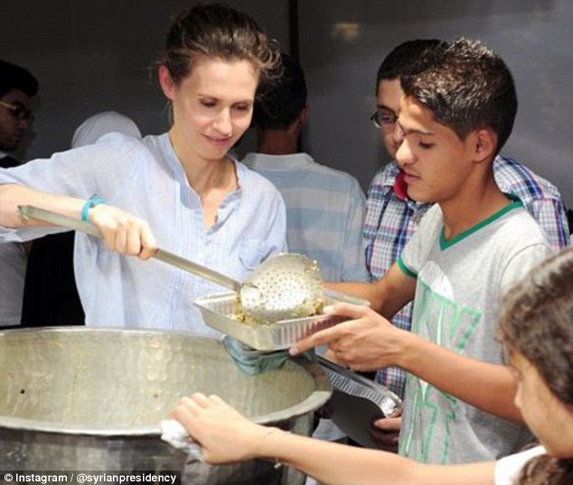 Η γυναίκα του δικτάτορα: Η σύζυγος του Ασαντ ξανά στο προσκήνιο -Με συμπεριφορά χολιγουντιανής σταρ, ντύσιμο Παριζιάνας και... βρετανικό στιλ [εικόνες] | iefimerida.gr 4