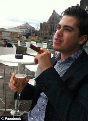 Ο 24χρονος που κατέκλεψε τους πάντες: Επεισε όλους ότι ήταν ο νέος «Λύκος της Wall Street» -Δεν ήταν παρά ένας χασάπης που ζούσε με τη μαμά του [εικόνες] | iefimerida.gr 0