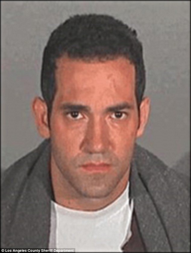 Ξαναξυπνά ο εφιάλτης του Κούτσερ: Δικάζεται ο μανιακός που έσφαξε τη σύντροφό του [εικόνες] | iefimerida.gr 0