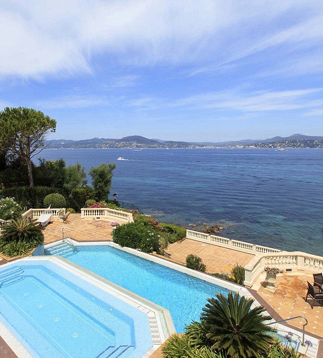 Η ερωτική φωλιά της Νταϊάνα και του Ντόντι στο Σαιντ Τροπέ -Η βίλα που κρέμεται στους βράχους [εικόνες] | iefimerida.gr 1