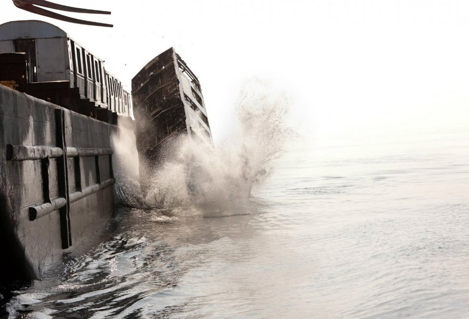 Τι γίνονται τα τρένα όταν γεράσουν -Καρέ καρέ πώς καταλήγουν τα πολυτελή βαγόνια στο βυθό του Ατλαντικού [εικόνες] | iefimerida.gr 9