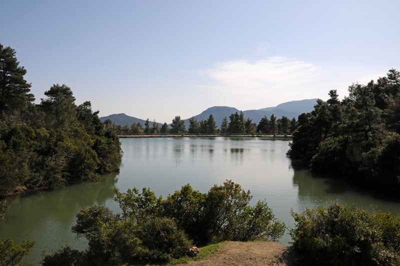 Η άγνωστη λίμνη «έκπληξη» σε απόσταση μισής ώρας από την Ομόνοια -Δημιουργήθηκε κατά... λάθος και θυμίζει Αλπεις [εικόνες] | iefimerida.gr 2