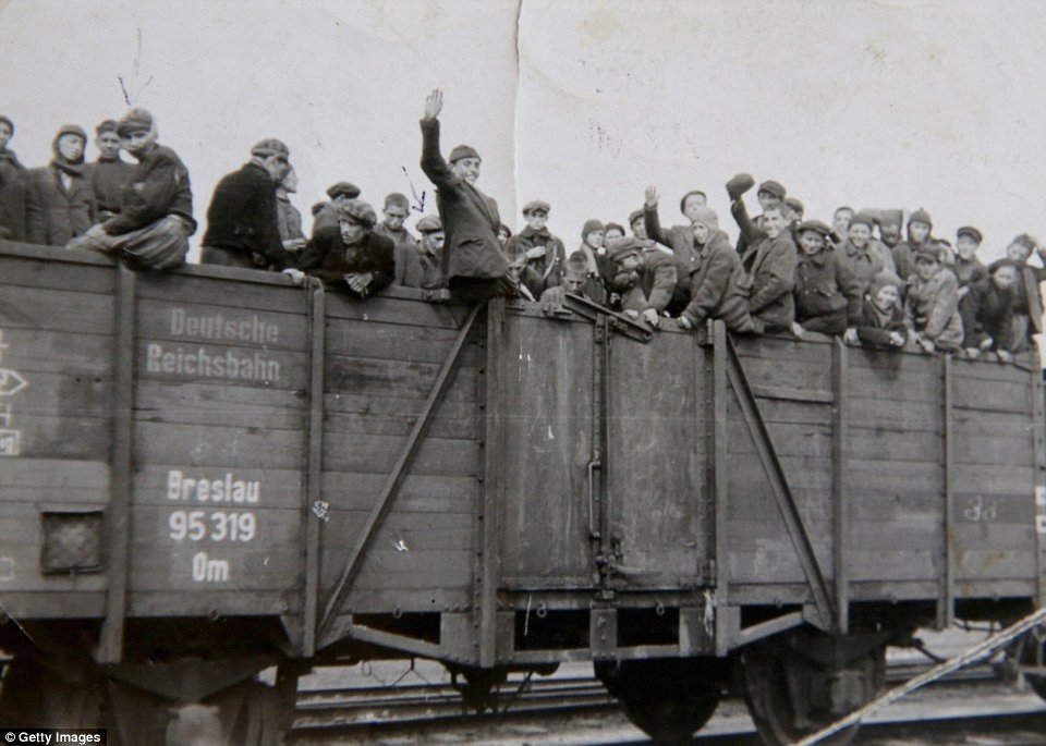 «Του φιλούσα τις μπότες για να μη με στείλει στον θάλαμο αερίων» -Επιζώντες του Αουσβιτς θυμούνται τη φρίκη [εικόνες] | iefimerida.gr 11