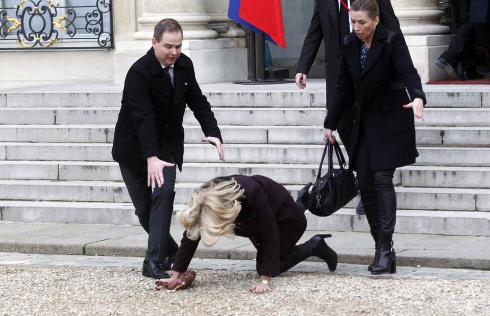 Καρέ καρέ η επική τούμπα της καλλονής πρωθυπουργού της Δανίας στο Παρίσι μετά τη διαδήλωση [εικόνες & βίντεο] | iefimerida.gr 3