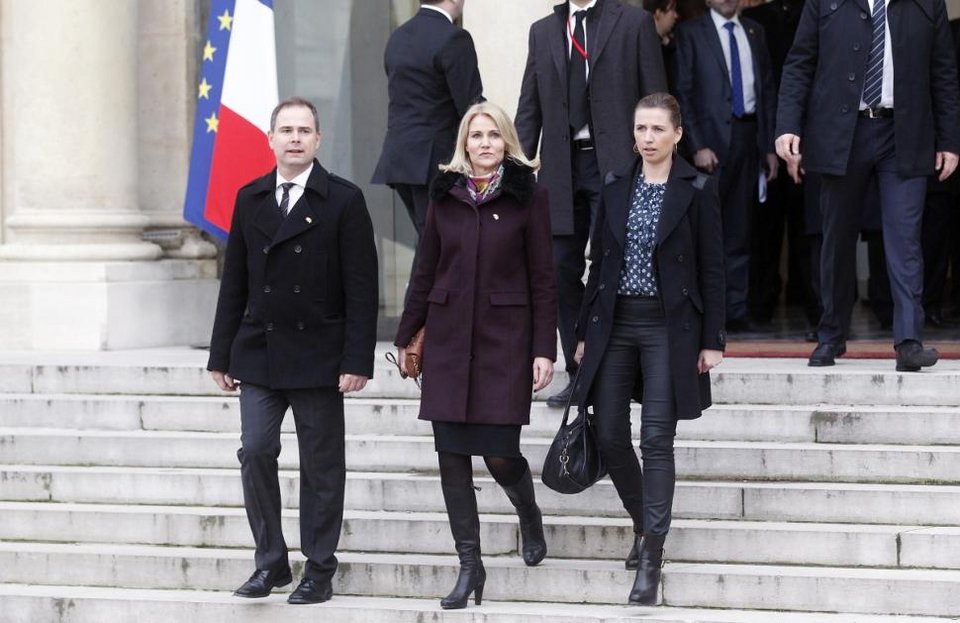 Καρέ καρέ η επική τούμπα της καλλονής πρωθυπουργού της Δανίας στο Παρίσι μετά τη διαδήλωση [εικόνες & βίντεο] | iefimerida.gr 0