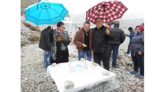 Βούτηξαν στη λίμνη του Σήφη για τα Θεοφάνεια: Επιασαν τον σταυρό - Αφαντος ο κροκόδειλος [εικόνες] | iefimerida.gr 4