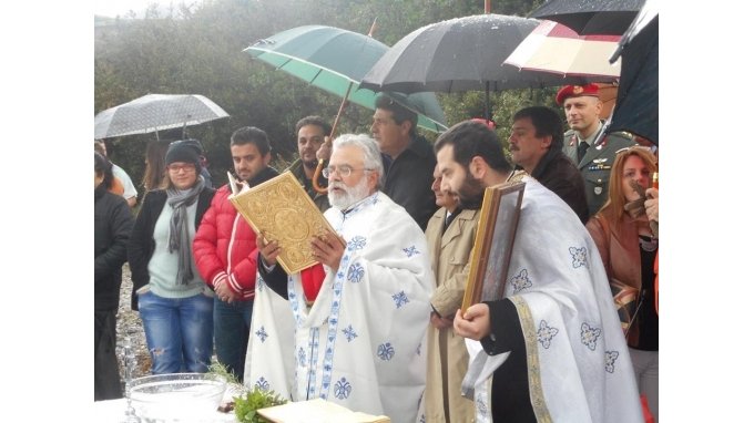 Βούτηξαν στη λίμνη του Σήφη για τα Θεοφάνεια: Επιασαν τον σταυρό - Αφαντος ο κροκόδειλος [εικόνες] | iefimerida.gr 3