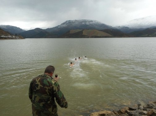 Βούτηξαν στη λίμνη του Σήφη για τα Θεοφάνεια: Επιασαν τον σταυρό - Αφαντος ο κροκόδειλος [εικόνες] | iefimerida.gr 2