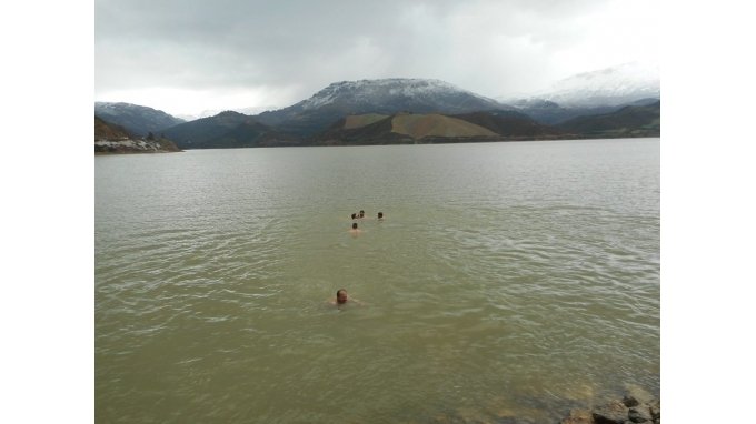 Βούτηξαν στη λίμνη του Σήφη για τα Θεοφάνεια: Επιασαν τον σταυρό - Αφαντος ο κροκόδειλος [εικόνες] | iefimerida.gr 1