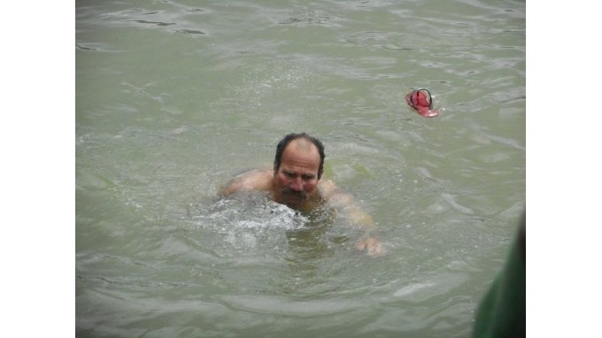 Βούτηξαν στη λίμνη του Σήφη για τα Θεοφάνεια: Επιασαν τον σταυρό - Αφαντος ο κροκόδειλος [εικόνες] | iefimerida.gr 0