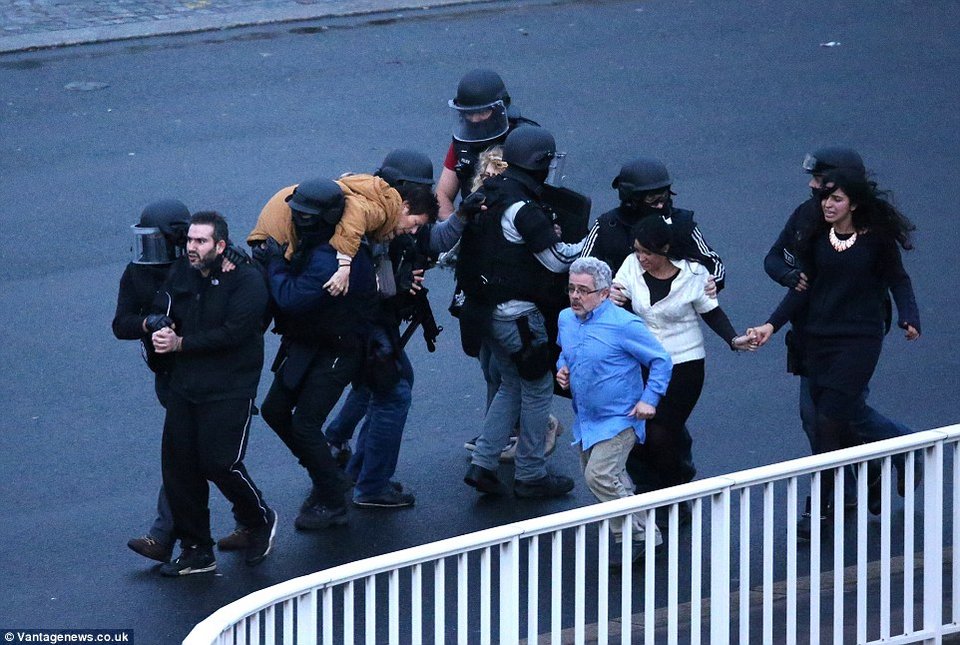 Σκληρό βίντεο και νέες, συγκλονιστικές εικόνες από την επέμβαση στο παντοπωλείο: Βροχή από σφαίρες, νεκροί στο πάτωμα και πανικός [εικόνες & βίντεο] | iefimerida.gr 12