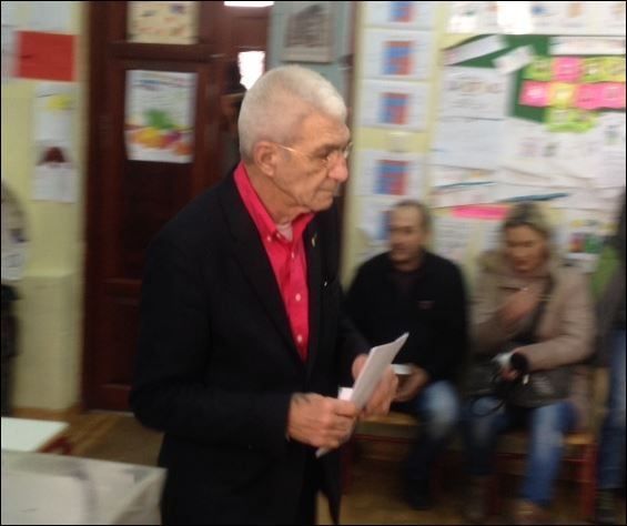 Πώς αντέδρασε ο Γιάννης Μπουτάρης όταν κάποιος του φώναξε «ζήτω ο βασιλιάς» [εικόνες&βίντεο] | iefimerida.gr 1