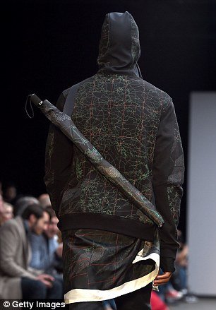 Απίστευτο: Μια μέρα μετά το μακελειό στη Γαλλία, Βρετανός σχεδιαστής προωθεί το «τζιχάντι στυλ» [εικόνες] | iefimerida.gr 1