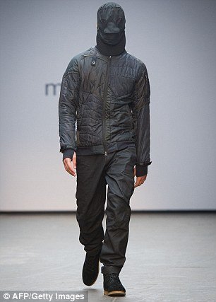 Απίστευτο: Μια μέρα μετά το μακελειό στη Γαλλία, Βρετανός σχεδιαστής προωθεί το «τζιχάντι στυλ» [εικόνες] | iefimerida.gr 2