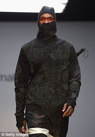 Απίστευτο: Μια μέρα μετά το μακελειό στη Γαλλία, Βρετανός σχεδιαστής προωθεί το «τζιχάντι στυλ» [εικόνες] | iefimerida.gr 0