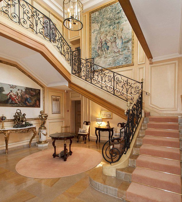 Η ερωτική φωλιά της Νταϊάνα και του Ντόντι στο Σαιντ Τροπέ -Η βίλα που κρέμεται στους βράχους [εικόνες] | iefimerida.gr 4