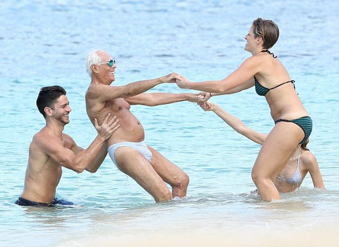 Βγάζουν σπρώχνοντας τον  80χρονο Τζόρτζιο Αρμάνι από τη θάλασσα [εικόνες] | iefimerida.gr 0