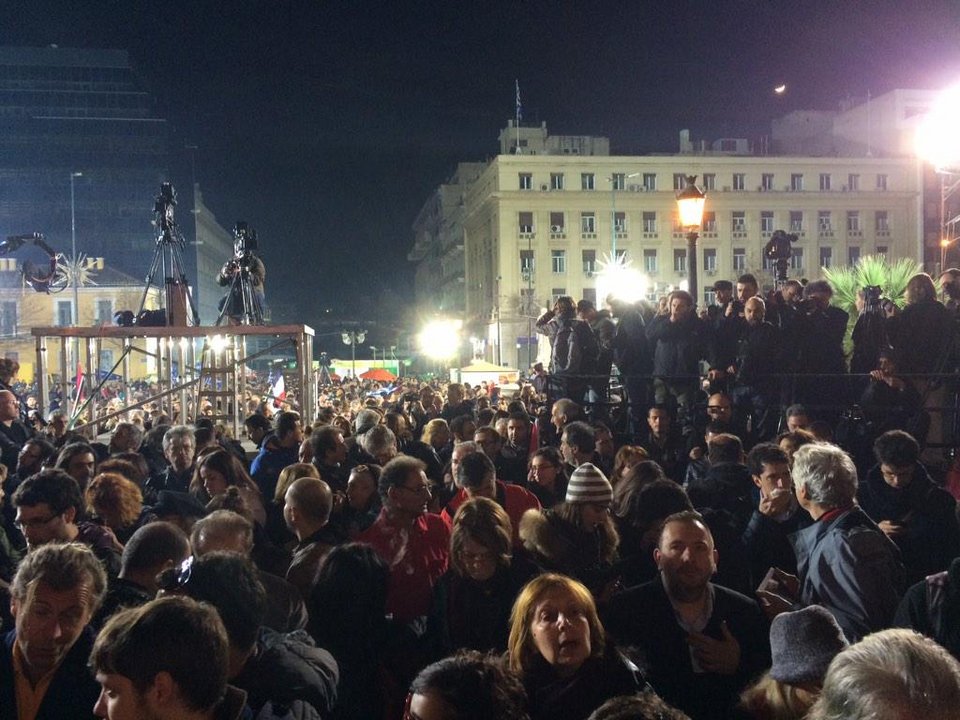 Χιλιάδες κόσμου στα Προπύλαια πανηγύρισαν τη νίκη του ΣΥΡΙΖΑ [εικόνες] | iefimerida.gr 4