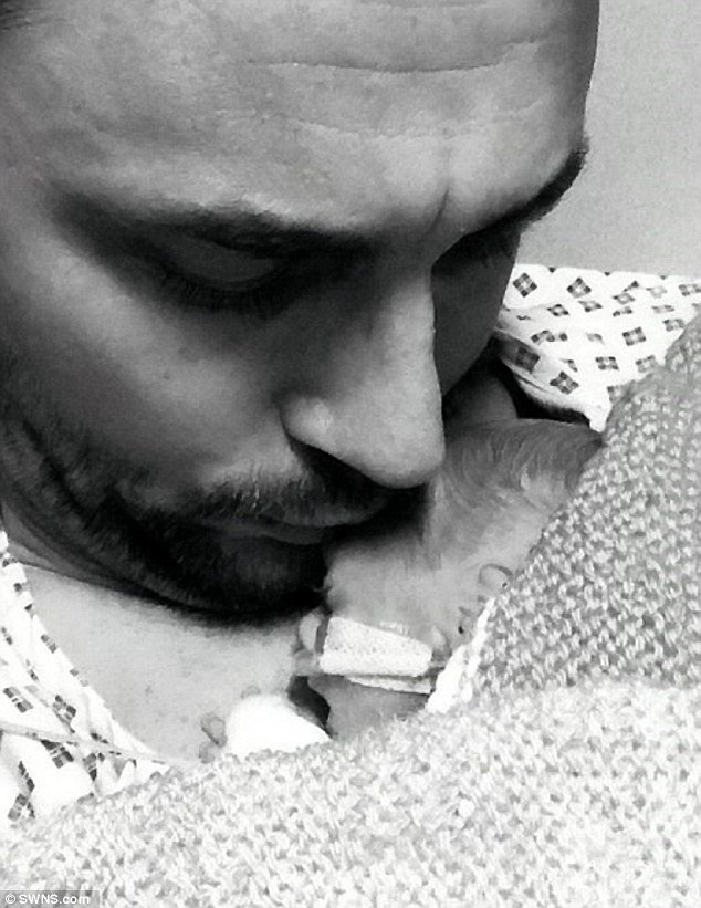 Το μικροσκοπικό μωρό που γεννήθηκε χάρη στην αγάπη της μητέρας του: Την πίεσαν να το «ρίξει» όταν έσπασαν τα νερά της στην 20ή εβδομάδα, αλλά αυτή τους αγνόησε [εικόνες]  | iefimerida.gr 1