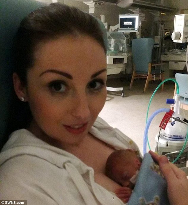 Το μικροσκοπικό μωρό που γεννήθηκε χάρη στην αγάπη της μητέρας του: Την πίεσαν να το «ρίξει» όταν έσπασαν τα νερά της στην 20ή εβδομάδα, αλλά αυτή τους αγνόησε [εικόνες]  | iefimerida.gr 3