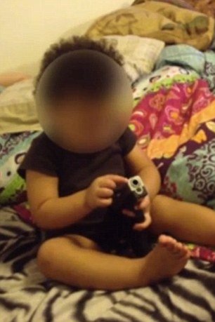 Σοκαριστικές σκηνές -Μωρό παίζει με όπλο και το βάζει στο στόμα του [εικόνες & βίντεο] | iefimerida.gr 1