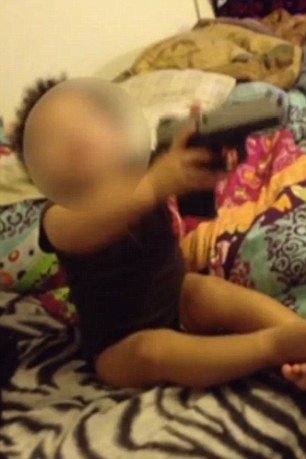 Σοκαριστικές σκηνές -Μωρό παίζει με όπλο και το βάζει στο στόμα του [εικόνες & βίντεο] | iefimerida.gr 2