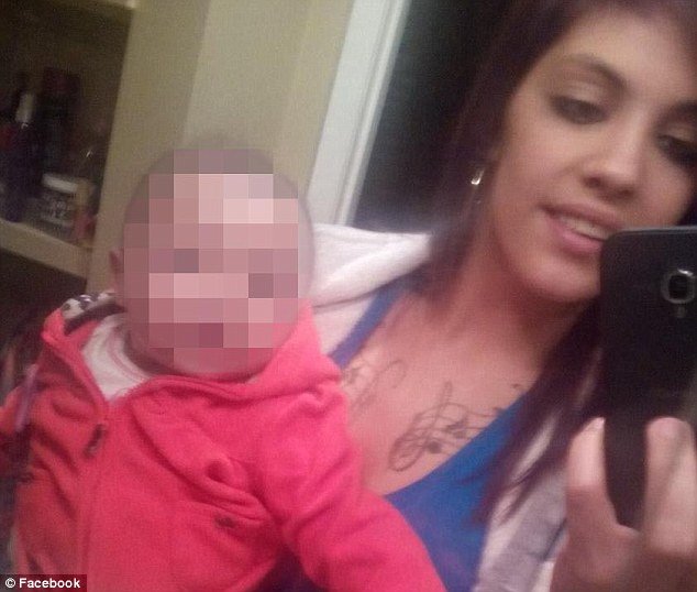 Σοκαριστικές σκηνές -Μωρό παίζει με όπλο και το βάζει στο στόμα του [εικόνες & βίντεο] | iefimerida.gr 3