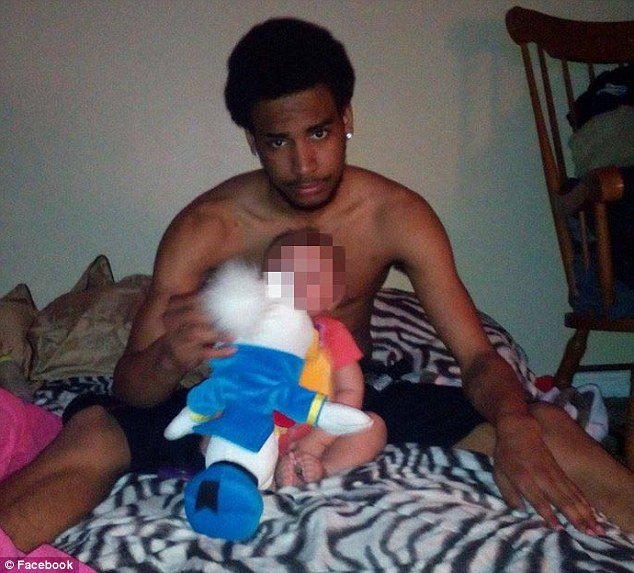 Σοκαριστικές σκηνές -Μωρό παίζει με όπλο και το βάζει στο στόμα του [εικόνες & βίντεο] | iefimerida.gr 4