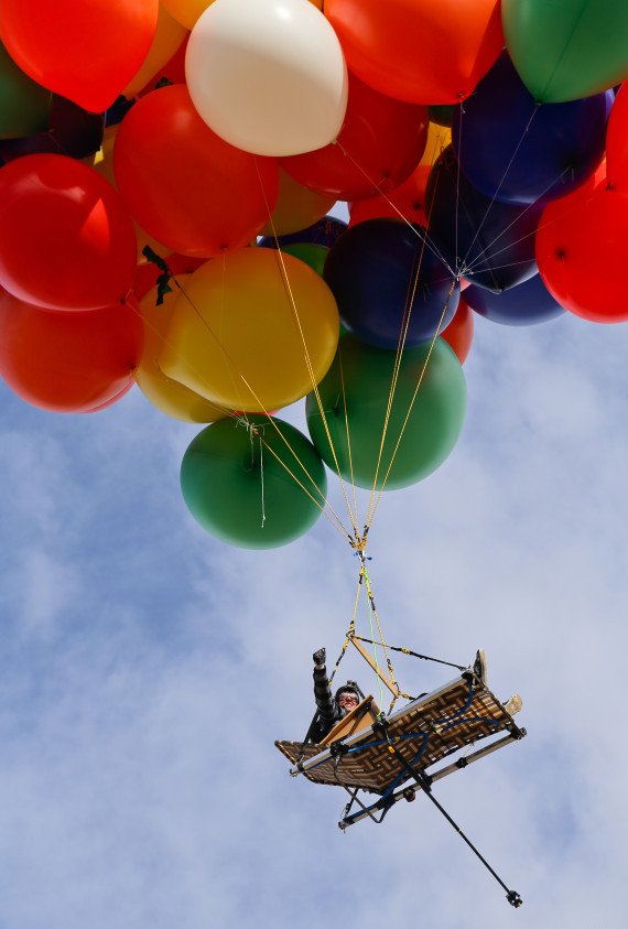 Ο άνθρωπος- αερόστατο: Δέθηκε σε 90 μπαλόνια και πέταξε στα 8.000 πόδια [εικόνες & βίντεο] | iefimerida.gr 0