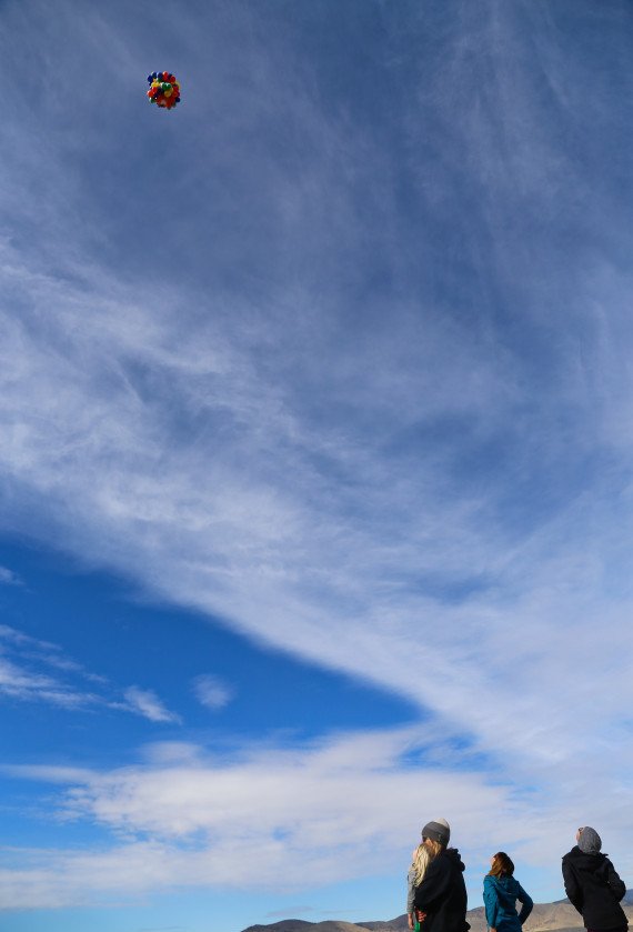 Ο άνθρωπος- αερόστατο: Δέθηκε σε 90 μπαλόνια και πέταξε στα 8.000 πόδια [εικόνες & βίντεο] | iefimerida.gr 2