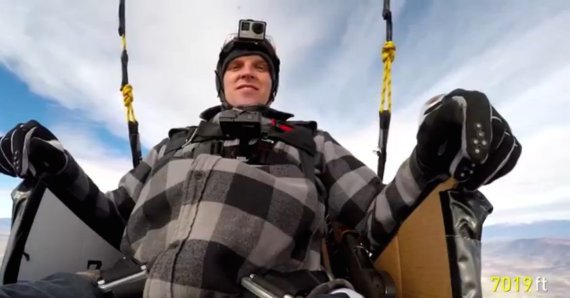 Ο άνθρωπος- αερόστατο: Δέθηκε σε 90 μπαλόνια και πέταξε στα 8.000 πόδια [εικόνες & βίντεο] | iefimerida.gr 3