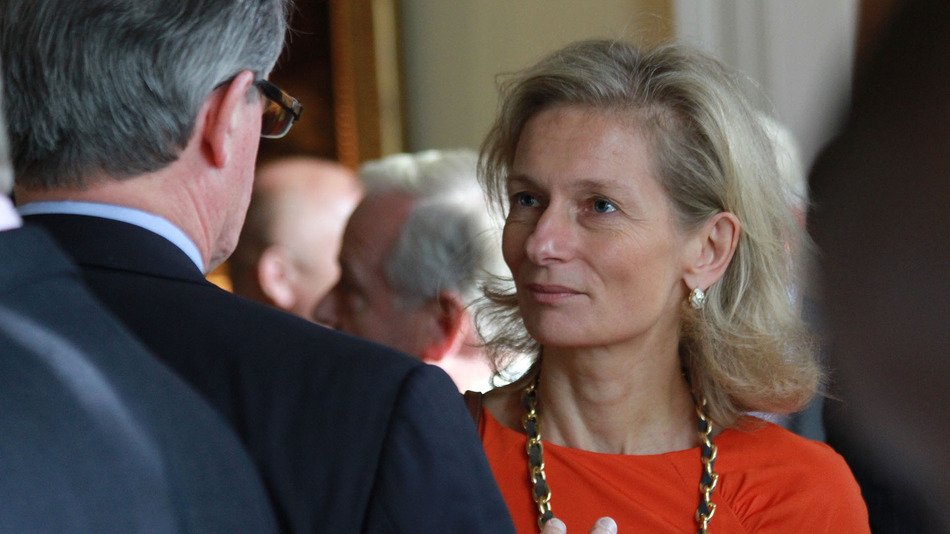 Η γυναίκα που έσπασε το «άβατο» του Economist -Για πρώτη φορά σε θηλυκά χέρια τα ηνία [εικόνες] | iefimerida.gr 2