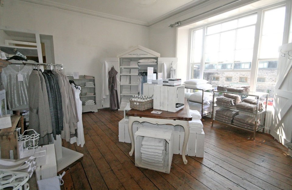 Εστησε επιχείρηση που πουλάει προϊόντα μόνο ενός χρώματος και θησαύρισε [εικόνες] | iefimerida.gr 8