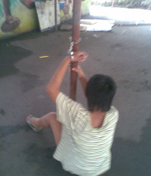 Φρίκη στις Φιλιππίνες: Φυλάκισαν παιδιά του δρόμου σε κελιά για να μην τα δει ο Πάπας [εικόνες] | iefimerida.gr 0