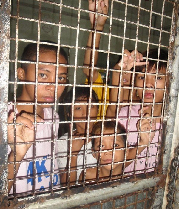 Φρίκη στις Φιλιππίνες: Φυλάκισαν παιδιά του δρόμου σε κελιά για να μην τα δει ο Πάπας [εικόνες] | iefimerida.gr 3