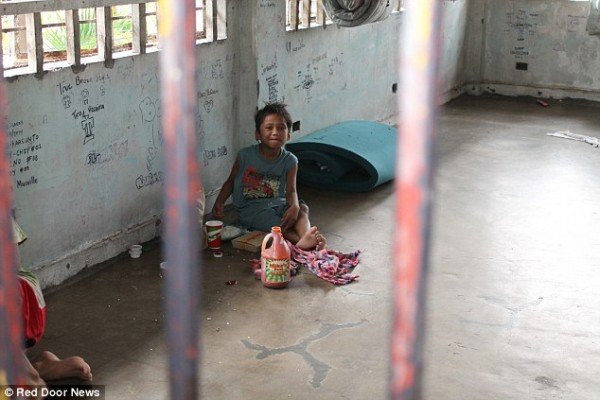 Φρίκη στις Φιλιππίνες: Φυλάκισαν παιδιά του δρόμου σε κελιά για να μην τα δει ο Πάπας [εικόνες] | iefimerida.gr 4