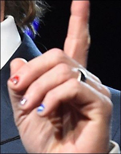 Ο Μπραντ Πιτ με βαμμένα νύχια - Χρώματα και σχεδιάκια  [εικόνες]  | iefimerida.gr 1