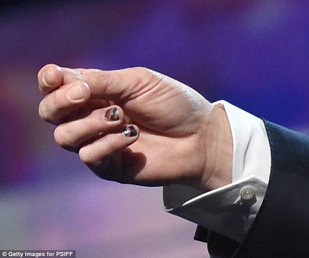 Ο Μπραντ Πιτ με βαμμένα νύχια - Χρώματα και σχεδιάκια  [εικόνες]  | iefimerida.gr 0