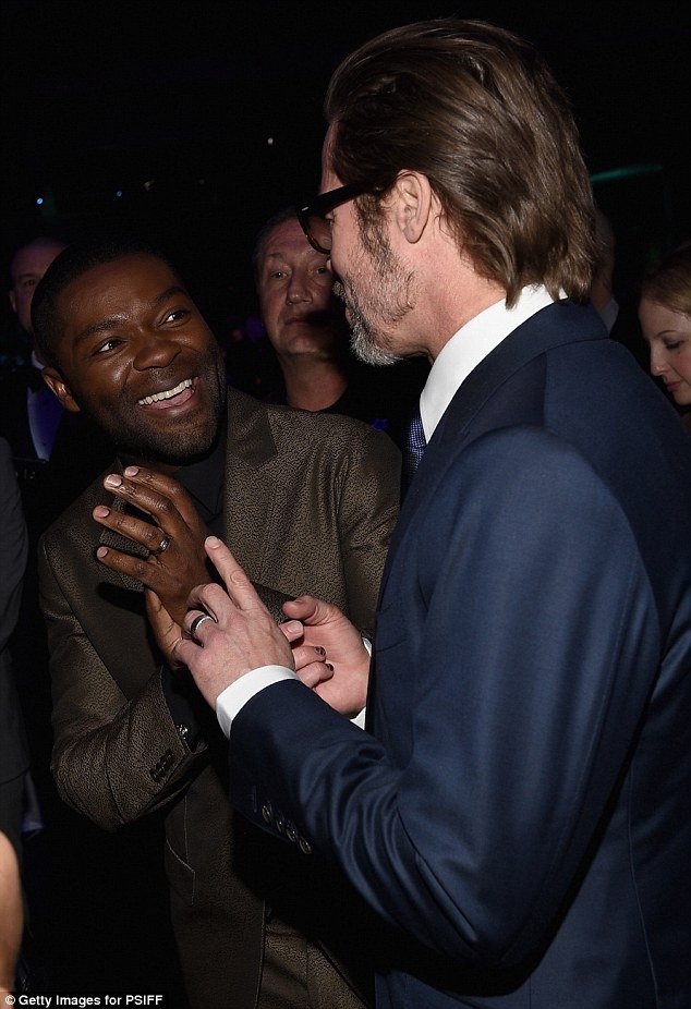 Ο Μπραντ Πιτ με βαμμένα νύχια - Χρώματα και σχεδιάκια  [εικόνες]  | iefimerida.gr 2