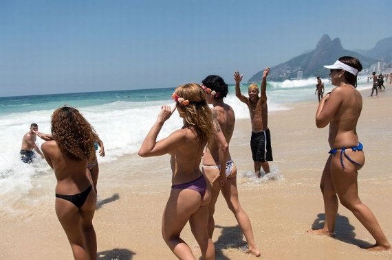 Γυμνόστηθες Βραζιλιάνες διαμαρτύρονται για την απαγόρευση του τόπλες [βίντεο+εικόνες] | iefimerida.gr 4